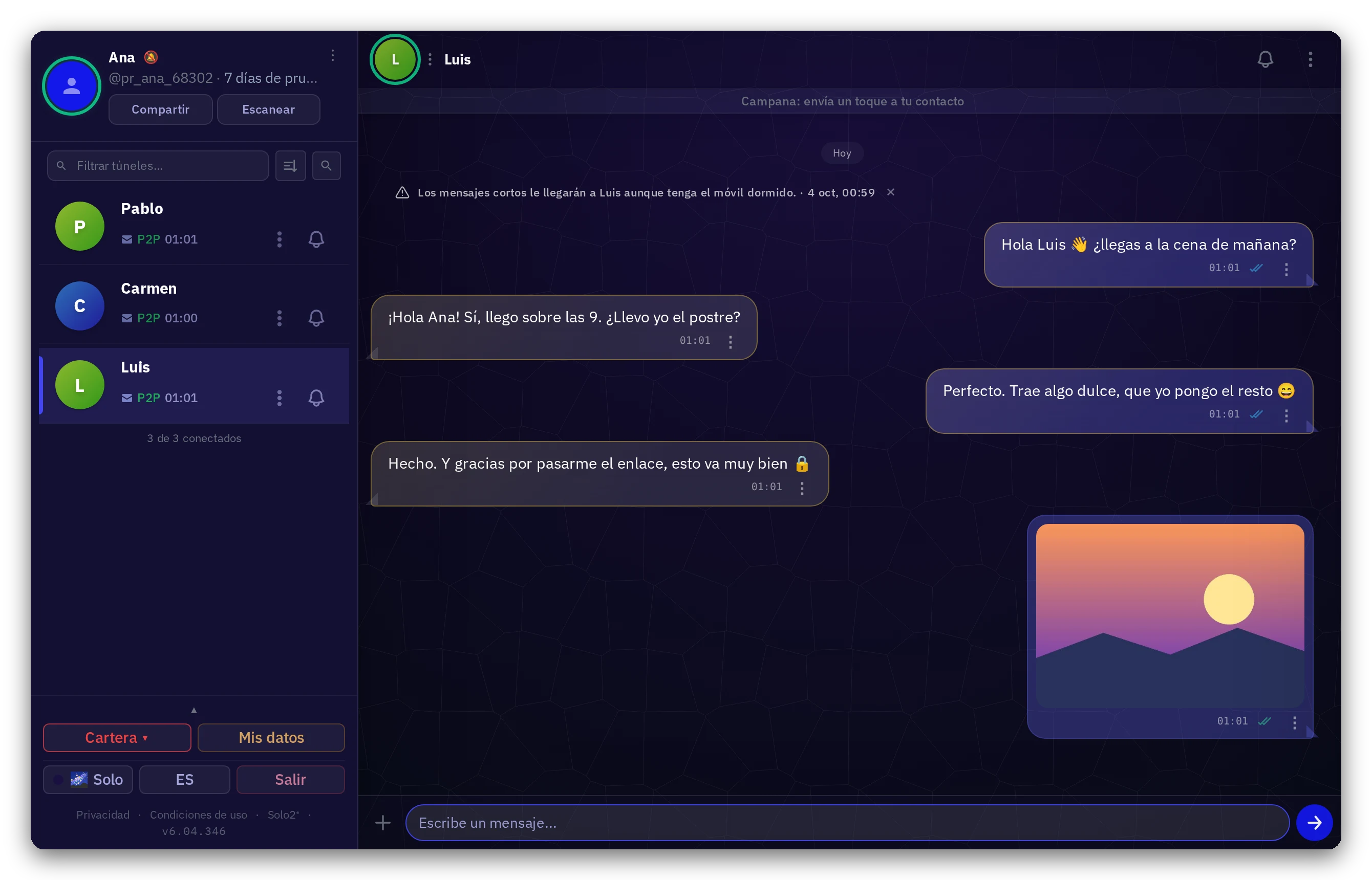 Conversación entre dos personas con una foto