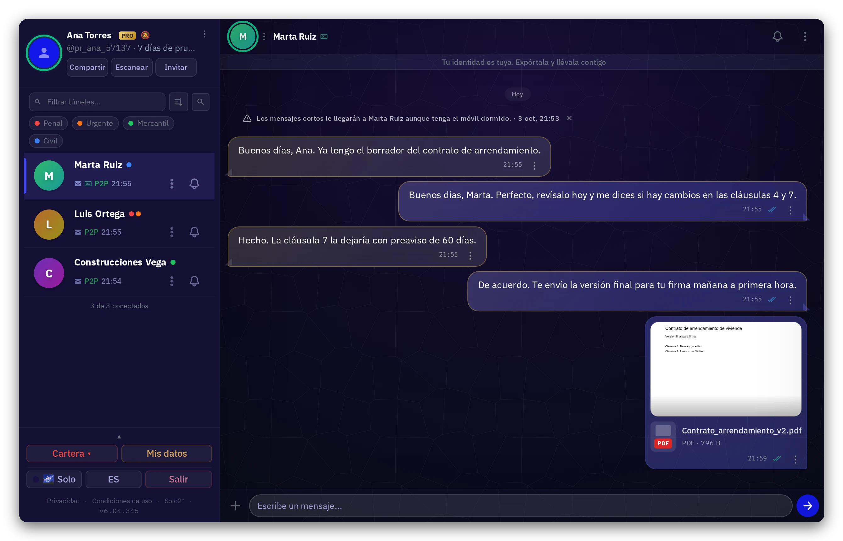 Solo2 con una conversación de cliente, un contrato en PDF y las etiquetas de color en la lista
